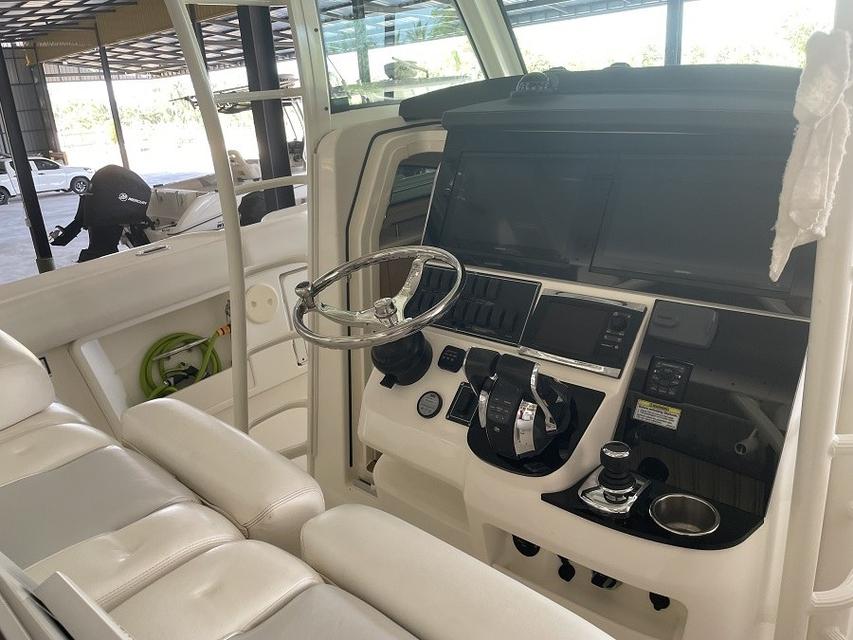 BOSTON WHALER OUTRAGE 370- 3 X 350 hp 3