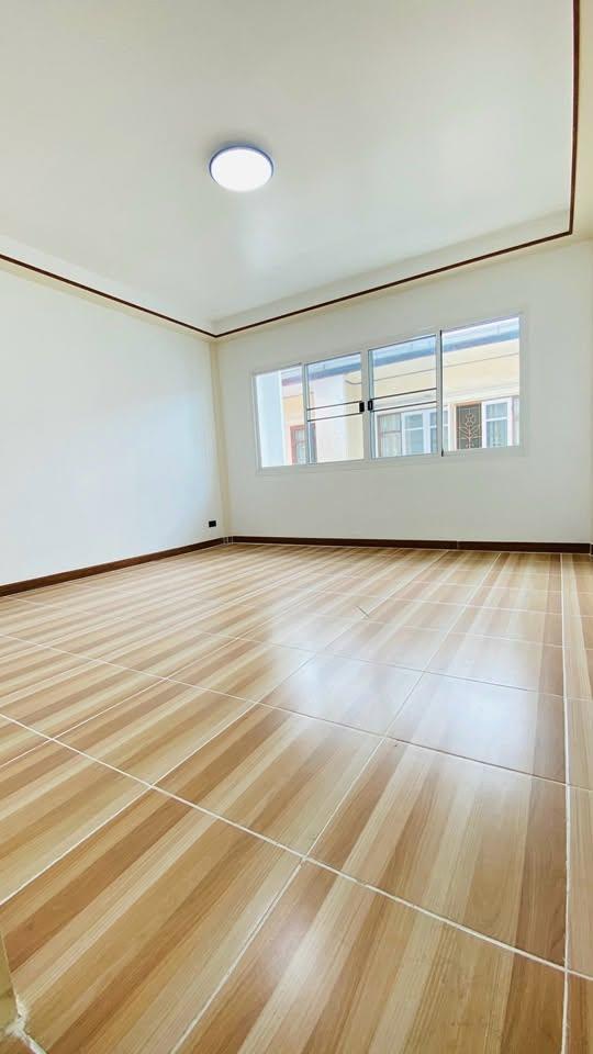 ✨ บ้านรีโนเวทใหม่ ฝ้าโปร่งโล่ง ทำเลดีติดถนน 345! 🏡 🔥 ขายทาวน์เฮ้าส์ 2 ชั้น มบ.ปาริชาติ  18 ตร.ว. 2 นอน 2 น้ำ ลดเหลือ 1.69 ล้าน ฟรีโอน กู้ 100% 💥 18