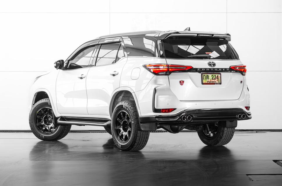 2022 Toyota Fortuner 2.8 GR Sport 4WD SUV สีขาว-ดำ ไมล์ 89353 กม.