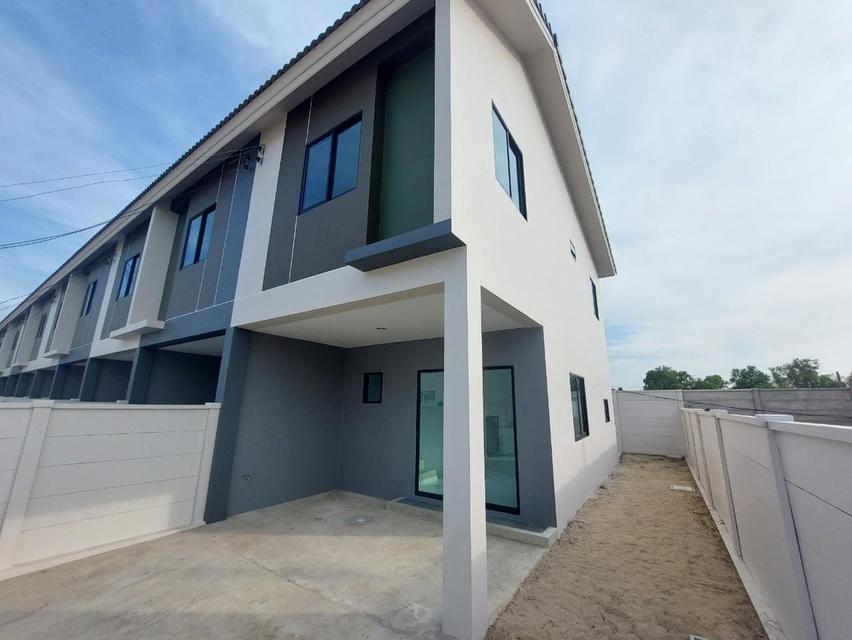 ให้เช่าทาวน์โฮม หลังมุม 26 ตรว. พื้นที่ข้างบ้านกว้าง 2 เมตร เจษฎา 11 รังสิต คลอง 2 ใกล้นิคมนวนคร เดินทางสะดวก เชื่อมออกพหลโยธินได้ 1