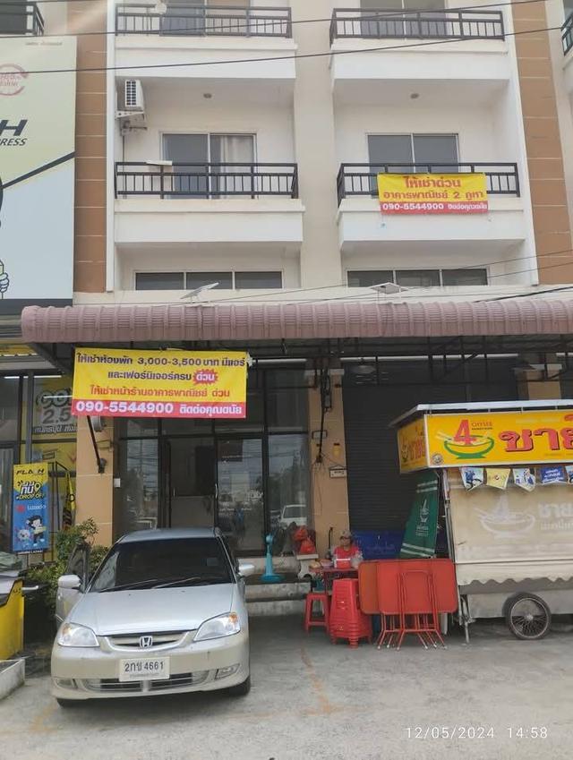 อาคารพานิช 3.5 ชั้นหน้าโครงการเดอะคิทท์คอนโดลำลูกกาคลอง 2 มี 4 ห้องนอน 3 ห้องน้ำ  Solarcell rooftop และแอร์ทุกห้องนอน 3