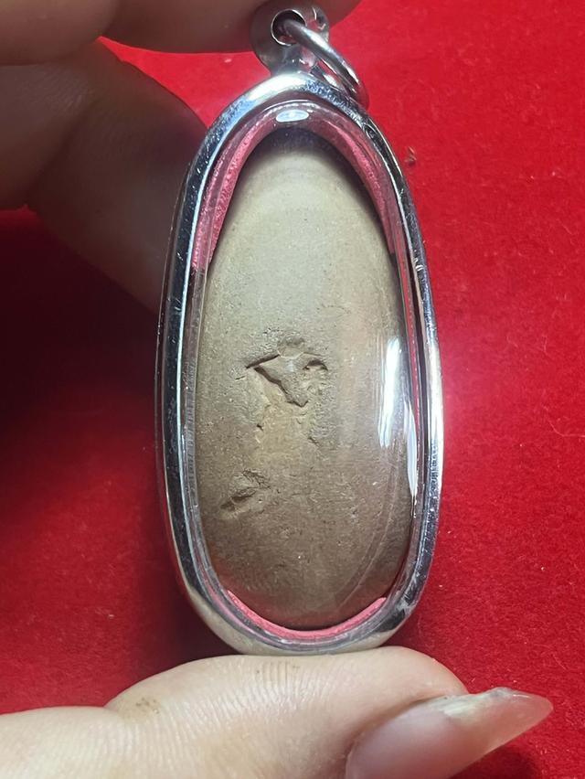 พระขุนแผนไข่ผ่าซีก หลังตอกโค๊ต พระสยามเทวาธราช หลวงพ่อเปลื้อง วัดใหม่สุวรรณภูมิ สุพรรณบุรี ปี2504 ผสมพระกรุเนื้อดินภายใน จ.สุพรรณบุรี รูปที่ 3