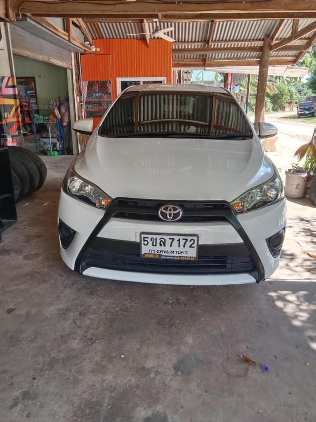 Toyota Yaris สีขาว