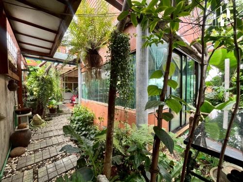 ขายด่วน ที่ดินพร้อมสิ่งปลูกสร้าง 3 หลัง พื้นที่กว้าง 170 ตร.ว. หมู่บ้านวาสนา ซอยหทัยราษฎร์ 11 มีนบุรี 16