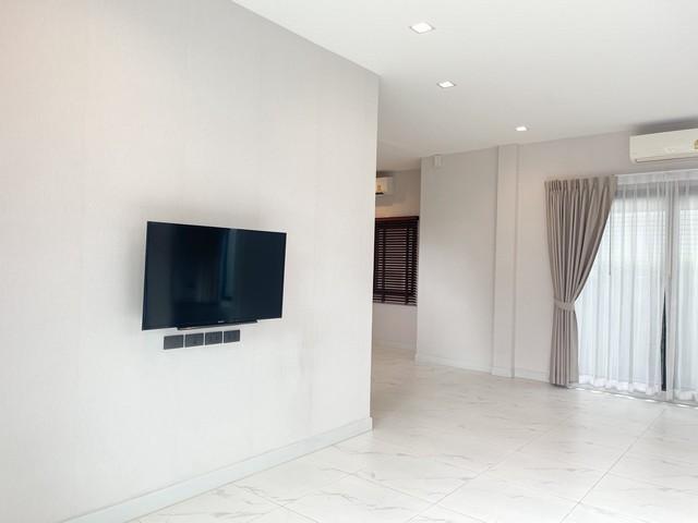 บางกอก บูเลอวาร์ด พระราม 5 ใกล้ถนนนครอินทร์ และ ร.ร.เด่นหล้า พระราม 5 9