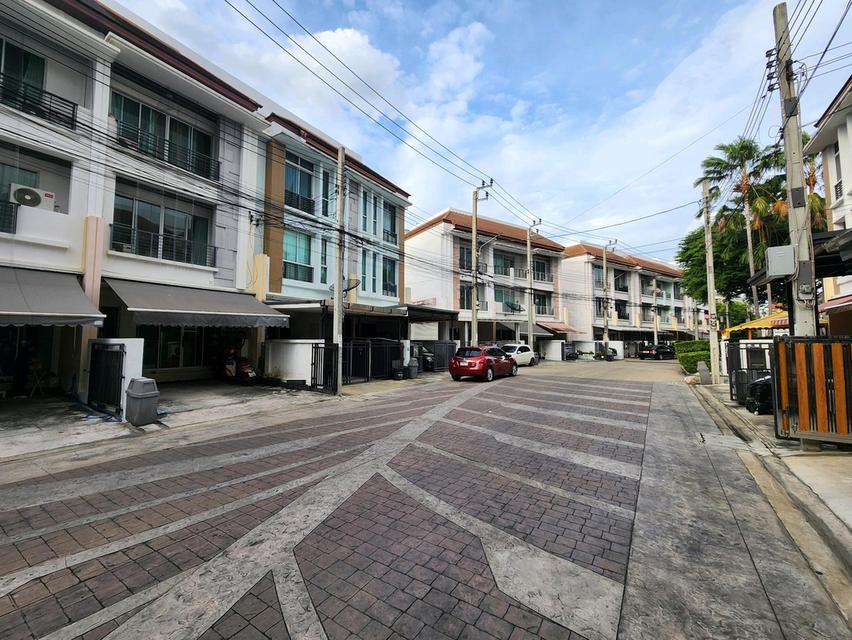ขายทาวน์โฮมแปลงมุม หลังใหญ่ 34.8ตรวา. ฟังก์ชันบ้านเดี่ยว! บ้านกลางเมือง ลาดพร้าว 101 3ห้องนอน 3ห้องน้ำ 1ห้องทำงาน 2จอด ถนนเมน ขายเพียง 5.33MB 3