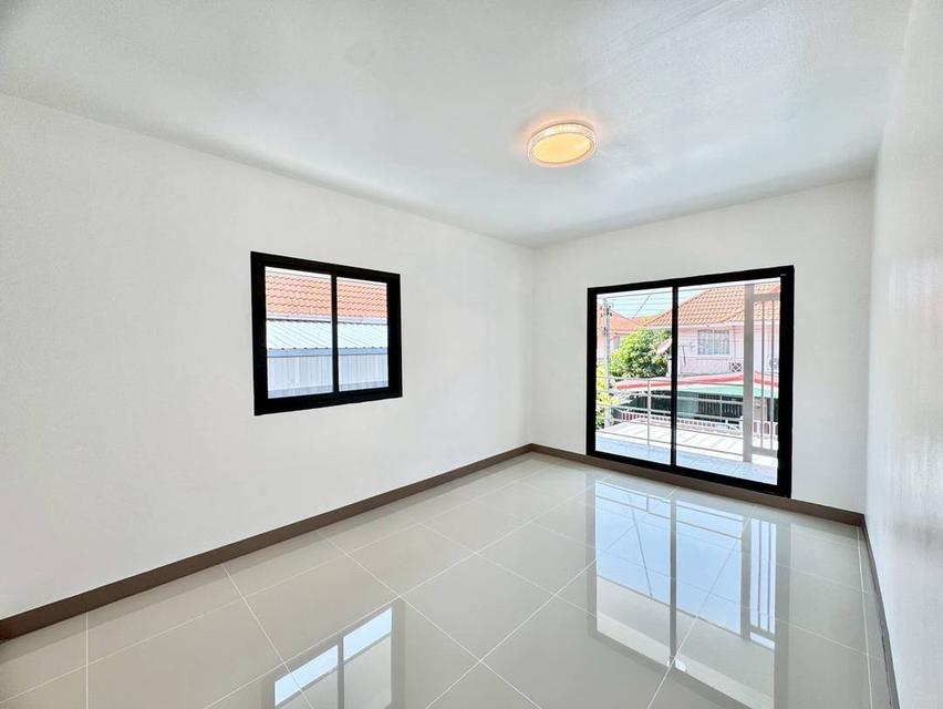 หมู่บ้านพฤกษา 33 ซอยวัดลาดปลาดุกบ้านแฝด 2 ชั้น ตกแต่งใหม่พร้อมอยู่ มีรถประจำทางเข้าในหมู่บ้าน ทำเลดี 16
