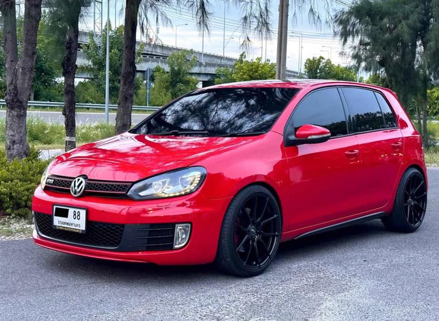 Volkswagen Golf มือสองสีแดง