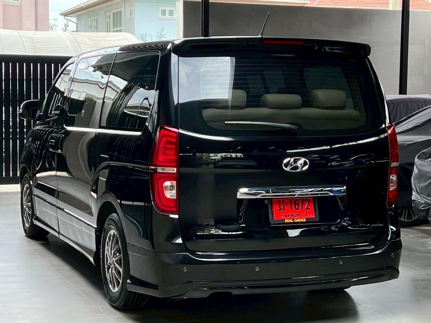 Hyundai H-1 2.5 Touring Van