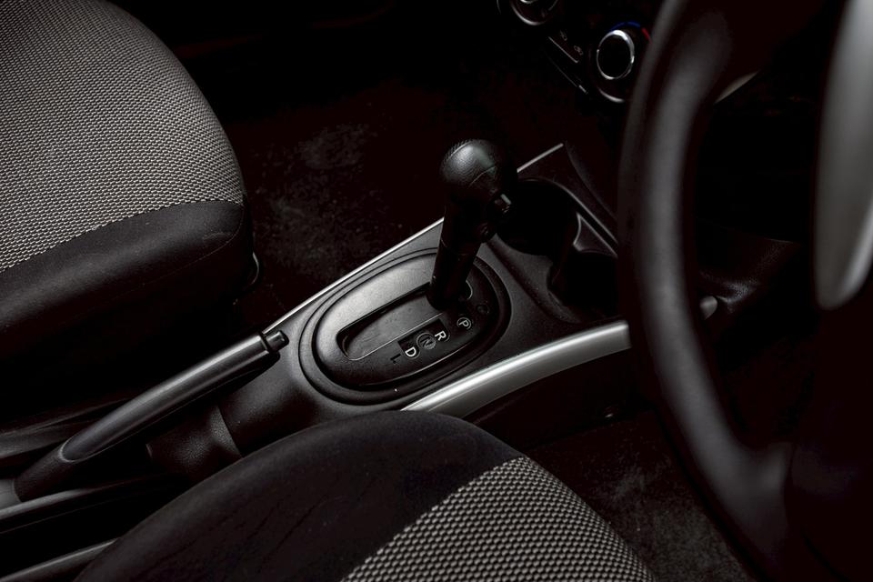 Nissan Almera 1.2E ปี 2015  สีดำ เกียร์ออโต้ 19