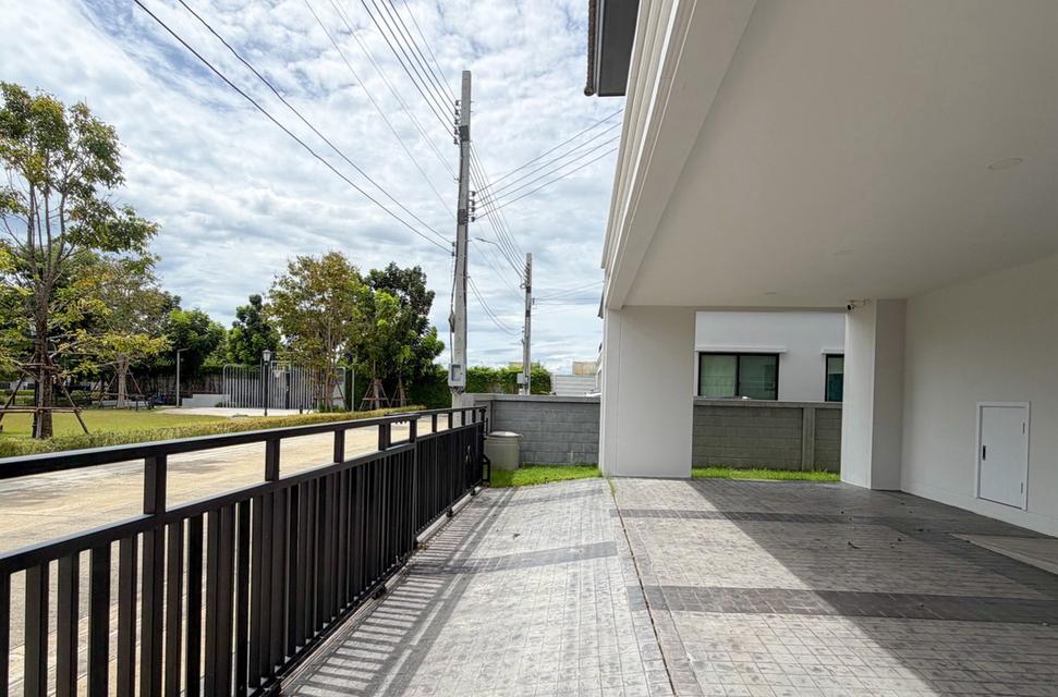 🏡🔥 ให้เช่าบ้านหรู BRITANIA BANGNA–SRIVAREE บ้านหลังมุมติดสวน! 4 ห้องนอน 5 ห้องน้ำ จอดรถ 3 คัน ค่าเช่า 79,000 บาท/เดื 3
