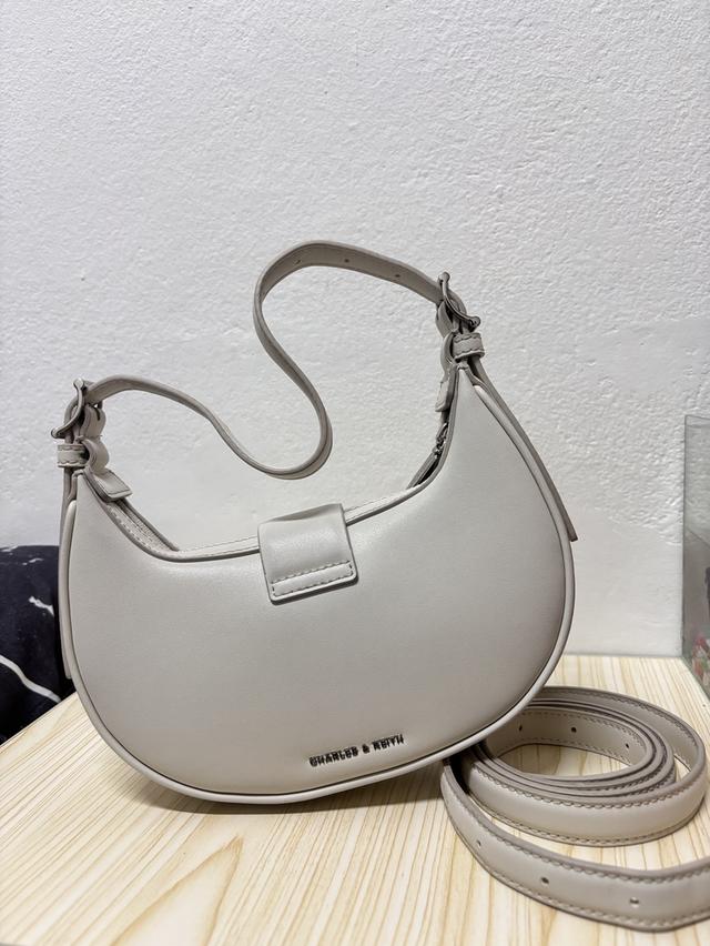 กระเป๋าสะพายข้างแบรนด์charles&keith 2