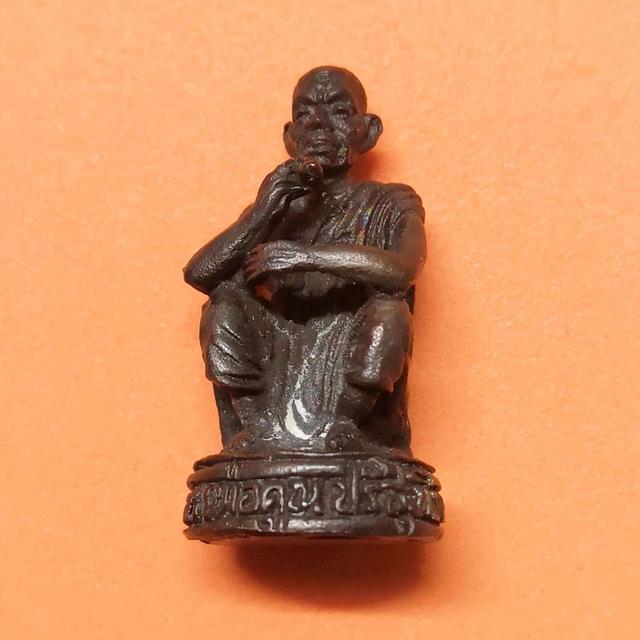 รูปหล่อ หลวงพ่อคูณ วัดบ้านไร่ รุ่นเสาร์ห้า ปี 2536 เนื้อทองแดงรมดำ สูง 2.4 เซน พร้อมกล่องเดิม รูปย่อยที่ 1