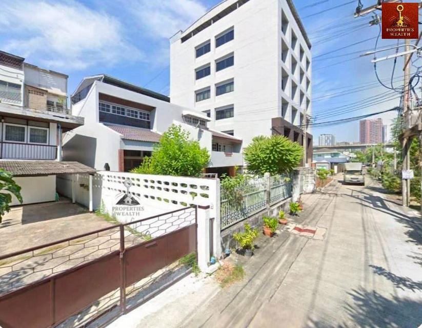 ขายที่ดินพร้อมบ้าน 82 ตารางวา ทำเลใจกลางกรุงเทพ พัฒนาการ ซอย 5 ใกล้สี่แยกคลองตัน และทางด่วน 3