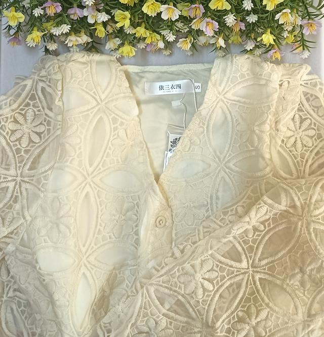 เสื้อปักลายลูกไม้สีครีม, size S