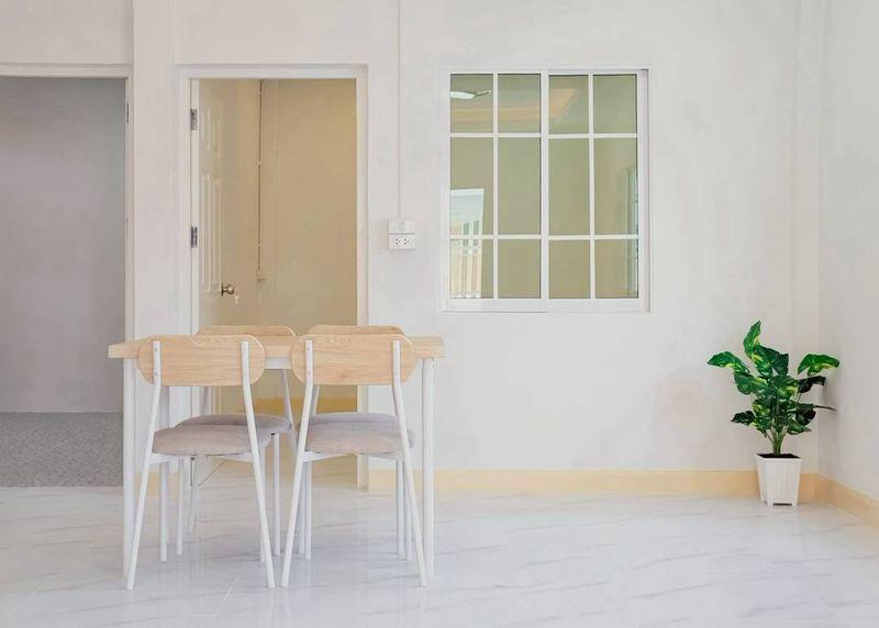 หมู่บ้านบัวทองธานีพาร์ค  (ตรงข้ามสมบัติบุรี) นนทบุรีทาวน์เฮาส์ 2 ชั้น หลังมุมใน  มีพื้นที่ระเบียงนั่งพักผ่อนหรือจัดสวนเล็กๆ ได้ ตกแต่งใหม่พร้อมอยู่ 7