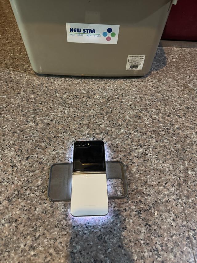 ขายๆๆๆถูกSamsungFlip5สีGold512กิ๊กการใช้งานดีเยี่ยมทุกๆฟังชั่นเครื่องเครื่องรีสโตได้ตลอดไม่มีติดแอคเค้าใดๆคับ  สภาพ: 99.99% สวยๆคับไร้รอยตกบุบใดๆคับ รูปที่ 2