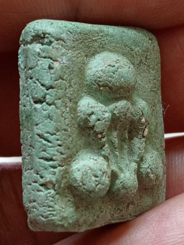 พระปิดตาผงกระดูกผีวัดโพธิ์ท่าเตียนพิมพ์สี่เหลี่ยมหลังเรียบปี2485