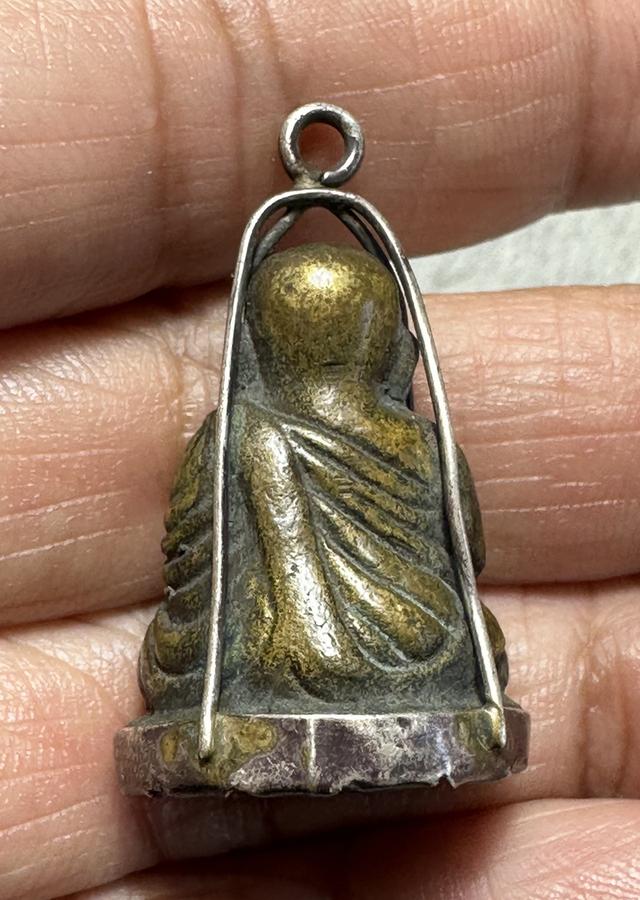 หลวงพ่อเงินพิมพ์นิยมสภาพสวย เลี่ยมกระเช้าเงินโบราณ รูปย่อยที่ 2