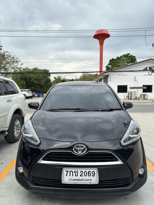 TOYOTA SIENTA 1.5 V AT ปี 2018 สีดำรถบ้านสภาพดี ไม่เคยชน เจ้าของดูแลอย่างดี ประตูไฟฟ้า 2 บานภายในหนังแท้จอดูหนัง แอร์ครบ รถเก๋ง7 ที่นั่ง อเนกประสงค์