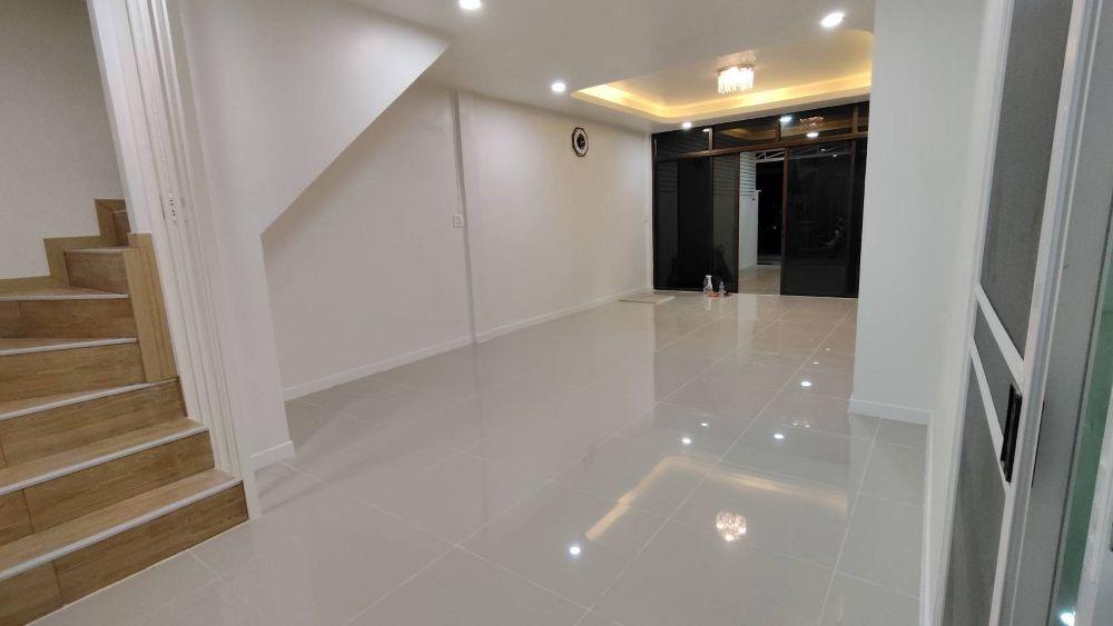 ขายทาวน์เฮ้าส์ 2 ชั้นรีโนเวทใหม่ทั้งหลัง หมู่บ้านเลขที่ 5 บางปลา ทำเลดี เดินทางสะดวก 4