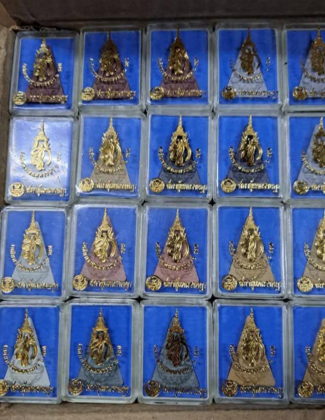 พระผงพระสมเด็จนางพญา สก.เฉลิมพระชนมพรรษา 6 รอบ สภาผู้แทนราษฏร จัดสร้าง ปี 2547 พร้อมตลับ เนื้อผงคละสี (ยกลัง 100 องค์)