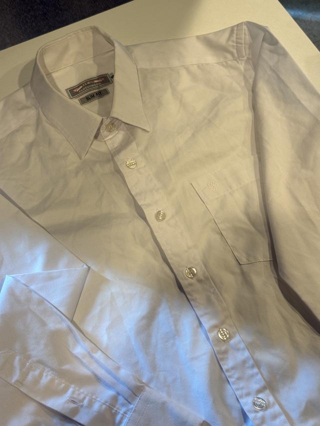 เสื้อเชิ้ตสีขาวแขนยาว ยี่ห้อ BP หล่อๆ