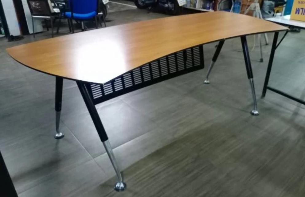 โต๊ะทำงานทรงโค้ง