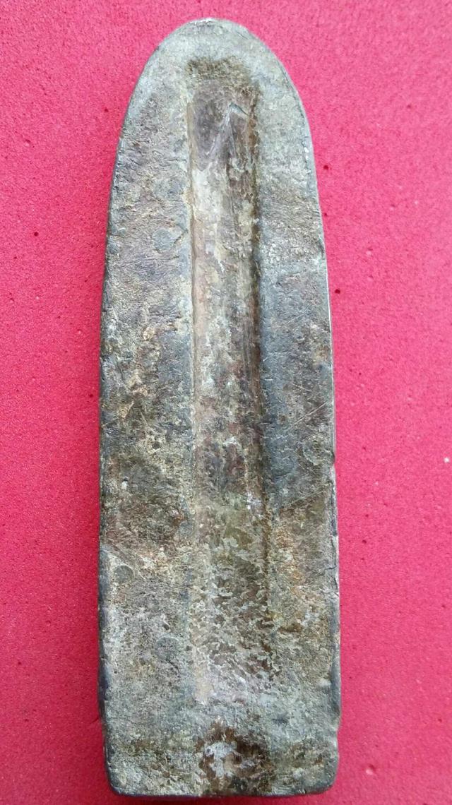 พระร่วงหลังรางปืน พิมพ์ฐานเตี้ย ชินตะกั่ว กรุวัดพระศรีรัตนมหาธาตุ รูปที่ 4