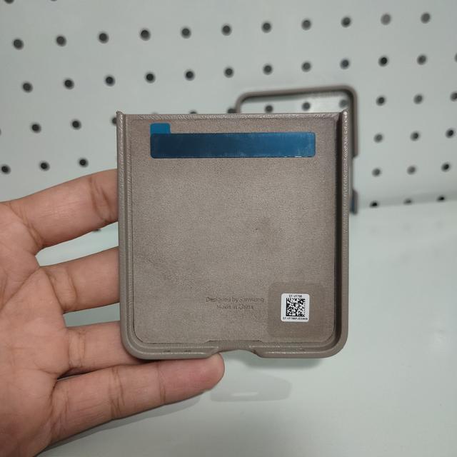 เคสหนัง Samsung Galaxy Z Flip7 — สีเทาเบจ (Taupe) รูปย่อยที่ 3