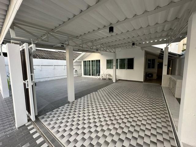 ให้เช่า บ้านชั้นเดียว หมู่บ้านสัมมากร รามคำแหง112 ซอยเมน บ้านรีโนเวทใหม่ การเดินทางสะดวก ของกินสะดวก มีร้านอาหาร ร้านค้ามากมายในหมู่บ้าน 3