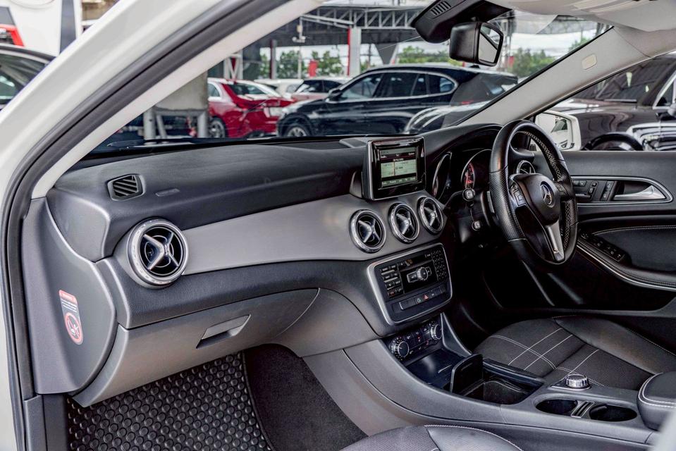 รหัสรถ NP1673 รุ่นรถ : BENZ GLA200ปีรถ : 2015 11