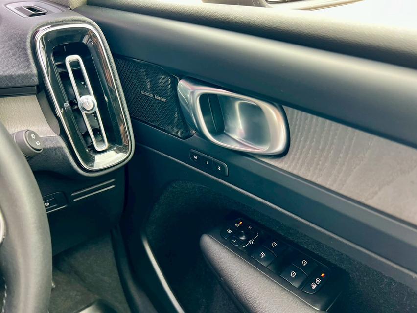 ปี 2021 VOLVO XC40 Recharge T5 Inscriptionโฉม ปี18-ปัจจุบัน (จดทะเบียน2022)สีดำ ตัวท็อป 16