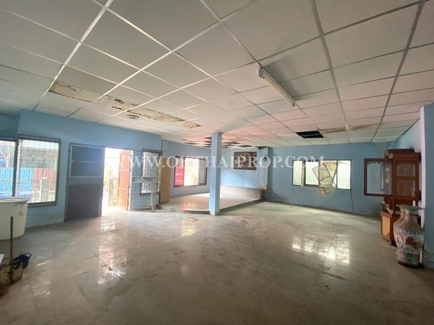 ทาวน์เฮ้าส์ หมู่บ้านปทุม คอนโดเพลส ถนนปทุมธานี – สายใน 2