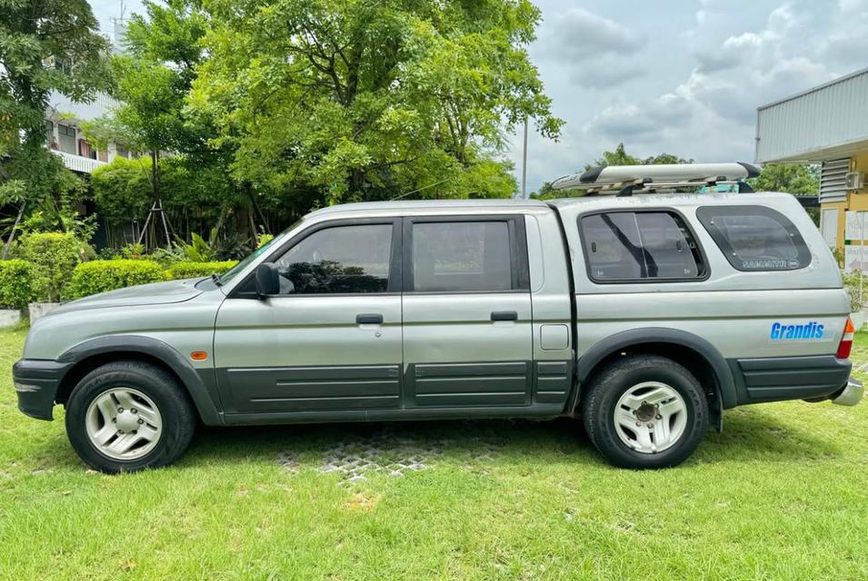 2001 Mitsubishi Strada Grandis 5