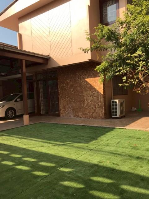 ห้เช่าบ้านเดี่ยวถ.รัชดา18ที่ดิน50ตร.วมี4นอน2น้ำแอร์5เครื่องจอดรถ2คันใกล้รร.จันทร์หุ่นและMRTห้วยขวางเช่า35,000บาทถนนประชา 1