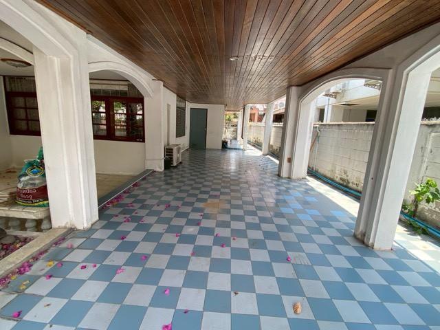 ให้เช่าบ้านเดี่ยว 2 ชั้น เนื้อที่ 90 ตร.วา ซอยรามคำแหง 21 ใกล้ทาว์อินทาว์ พร้อมเฟอร์นิเจอร์ เดินทางสะดวกไปเอกมัย ทองหล่อ ใกล้ทางด่วนมอเตอร์เวย์ 13