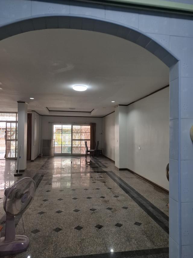 ทาวน์เฮ้าส์ 3 ชัั้น 2 หลังทะลุถึงกัน อยู่ในหมู่บ้านสินทวีสวนธน 1 8