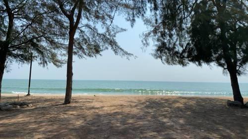 ขายที่ดินเนื้อที่  5 ไร่  ริมถนนชายหาดชะอําฝั่งใต้ 5