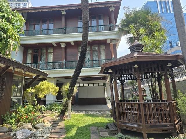 บ้านเดี่ยวไม้สักสูง3ชั้นให้เช่า ทำเลย่านเอกมัย BTSเพียง200เมตร 1