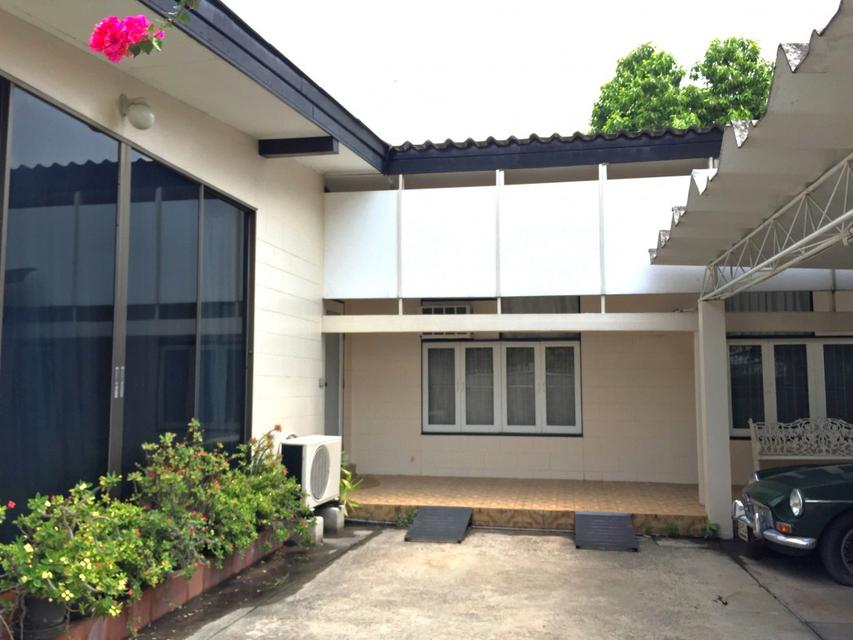 ขายบ้านเดี่ยว 2 หลัง เนื้อที่ 142 ตร.ว. ซ.รัชดาภิเษก 52 ทำเลรัชวิภา ใกล้ทางด่วนศรีรัช 5