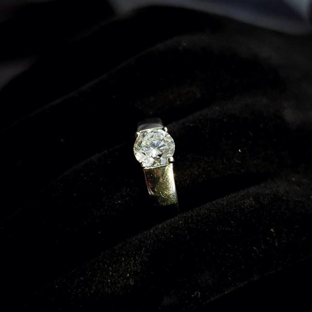 แหวนที่ เหมาะสำหรับคุณผู้ หญิง หรูหรา สวยงาม มีใบรับรองทุกชิ้น