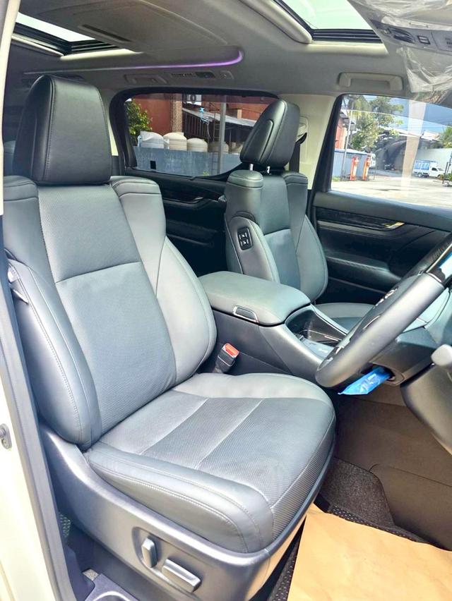 Toyota ALPHARD 2.5SC PACKAGE สีขาว ปี 2023 ไมล์ 17,000 กม.  8