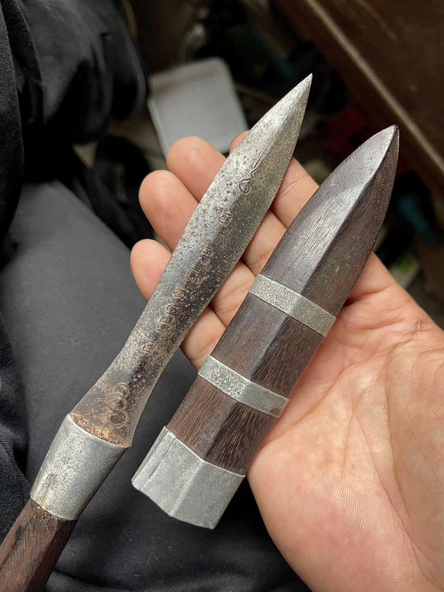 มีดหมอหลวงพ่อรุ่ง วัดหนองสีนวล นครสวรรค์ ไม้พญางิ้วดำ ยุคต้น 7