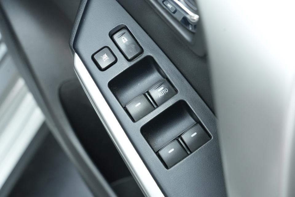 ปี 2018  MITSUBISHI PAJERO SPORT 2.4 GT 2WD A/T สี เทา รูปที่ 9