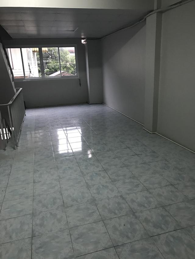 ตึกสองคูหา 3ชั้นครึ่ง หมู่บ้านพรทวี วิลล่า4 เลียบคลองทวีวัฒนา 11