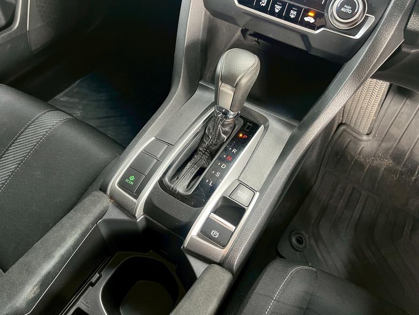 ขายด่วน! Honda CIVIC FC 1.8 E AT ปี 2017 รถสวยมือเดียว สภาพดี พร้อมขับทันที! 12