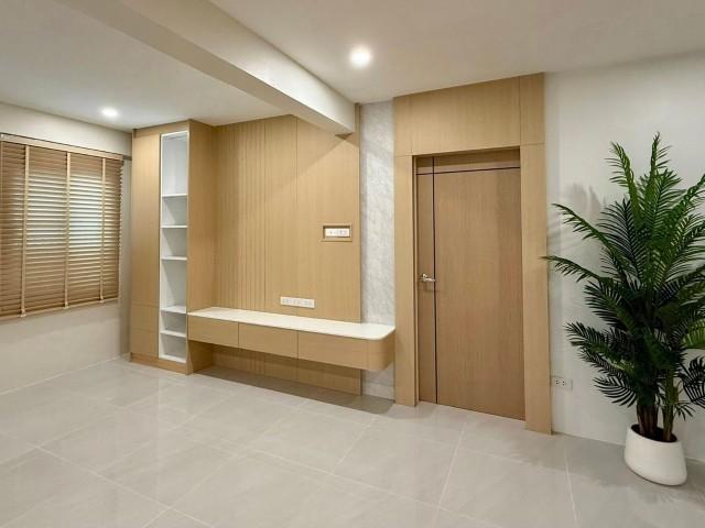 ให้เช่าบ้านเดี่ยว 2 ชั้นปรับปรุงใหม่ทั้งหลัง 4 นอน 5 น้ำ 1 แม่บ้านจอดรถ 2 คัน ตกแต่งสวย แอร์ฯ เฟอร์ฯครบ ราคารเช่า 65,000 4