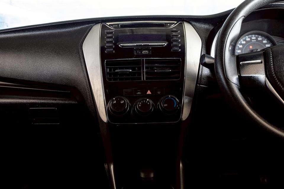 Toyota Yaris Ativ 1.2E ปี 2018 สีขาว มือเดียวป้ายแดง 18