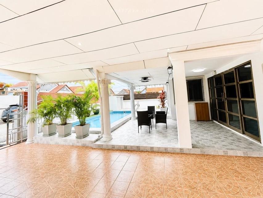 For Sale — House at Wantana Village, Pattanakarn Soi 1Good location house with easy access to Nern Plub Wan and Siam Country Club area. 4 bedrooms 8
